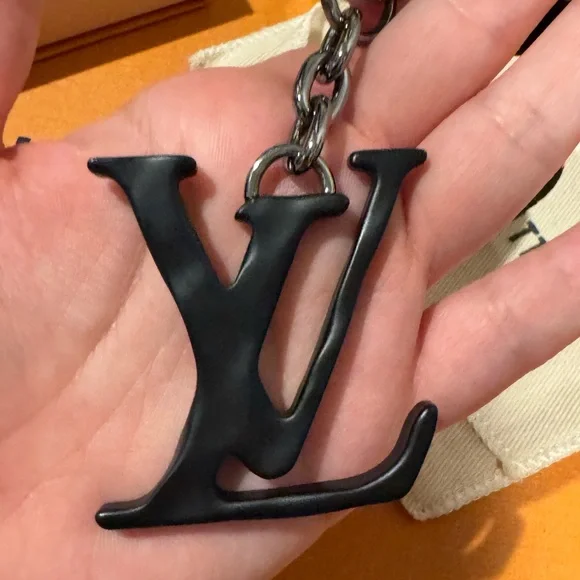 Louis Vuitton LV Shape Rope Bag Charm & Key Holder Metal - Picture 7 of 10